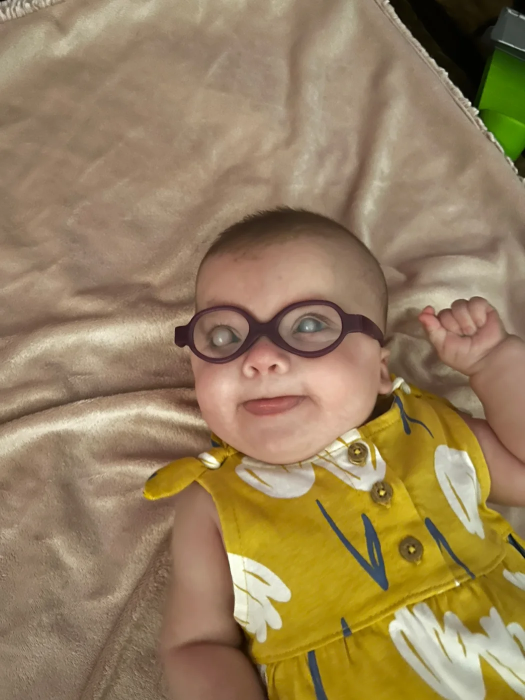 Helena usando oculos